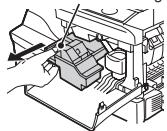 SHARP AL-2021 - Retirez délicatement la cartouche Toner/ Développer en appuyant sur le bouton de déverrouillage. - 1