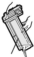 SHARP KC-6500E - Tank entfernen, Sprühnebelfilter aus der Sprühnebelwanne gehmen, Wasser langsam durch Neigen der Sprühnebelwanne ablaufen halten. - 2