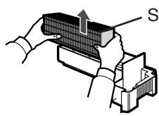 SHARP KC-6500E - Tank entfernen, Sprühnebelfilter aus der Sprühnebelwanne gehmen, Wasser langsam durch Neigen der Sprühnebelwanne ablaufen halten. - 1