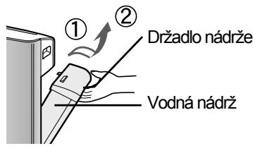 SHARP KC-840E - Vyberte vodnú nádrž a zlhčovaciu misku. - 1