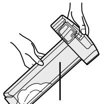 SHARP KC-830U - Retire el filtro del humidificador de la bandeja del humidificador. Escurra el agua acumulada inclinando lentamente la bandeja del humidificador. - 2