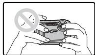 FUJIFILM FINEPIX XP170 - Comment tenir l'appareil photo - 2