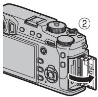 FUJIFILM X-PRO2 - Ouvrez le couvercle des logements des cartes mémoire. - 2