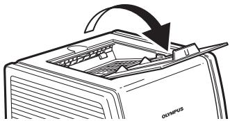 OLYMPUS P-11 - Abra la bandeja de salute del papel de la impresora. - 1