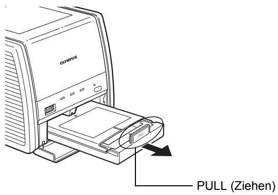 OLYMPUS P-11 - Entnehmen des Papierfachs aus dem Drucker - 2