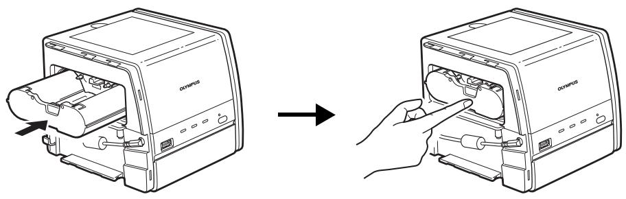 OLYMPUS P-11 - Inserte hasta el fondo el cartucho de cinta entintada. - 1