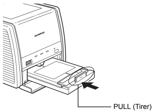 OLYMPUS P-11 - Insertion du bac d'alimentation dans l'imprimante - 2