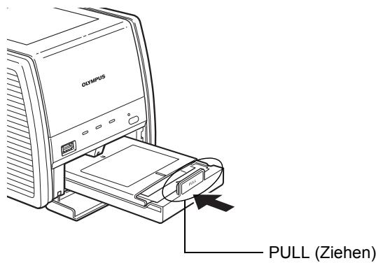 OLYMPUS P-11 - Einsetzen des Papierfachs in den Drucker - 2