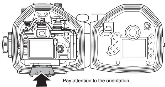 OLYMPUS PT-E05 - Insert the silica gel - 1