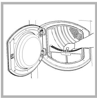 HOTPOINT AS 60 V - Reinig het pluizenfilter na elk gebruik - 2