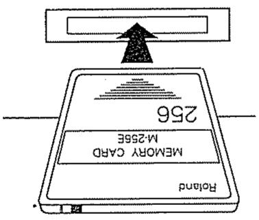 ROLAND D-70 - Comment insérer une carte RAM - 1