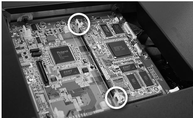 ROLAND FANTOM G8 - Retrait d'une carte d'expansion - 1