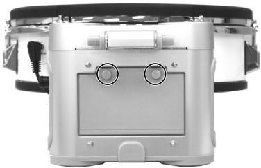 ROLAND RMP-12 - Loosen the two screws that fasten the cover of the battery compartment, and remove the cover. - 1