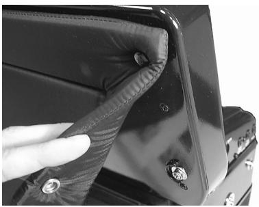 ROLAND FR-3XB BK - Unclip the indicated part of the cushion at the back of the FR-3x. - 1
