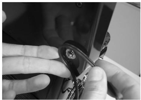 ROLAND FR-3XB BK - Connect the small plug of the AC adaptor cable to the FR-3x's DC IN socket and wind the cable around the guide: - 1
