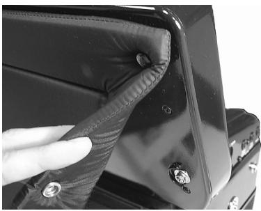 ROLAND FR-3XB WH - Unclip the indicated part of the cushion at the back of the FR-3x. - 1