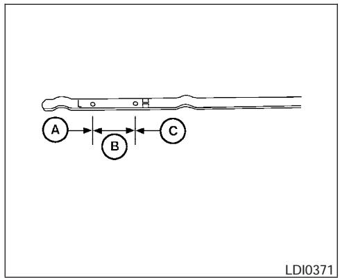 NISSAN FRONTIER 2005 - CHECKING ENGINE OIL LEVEL - 2