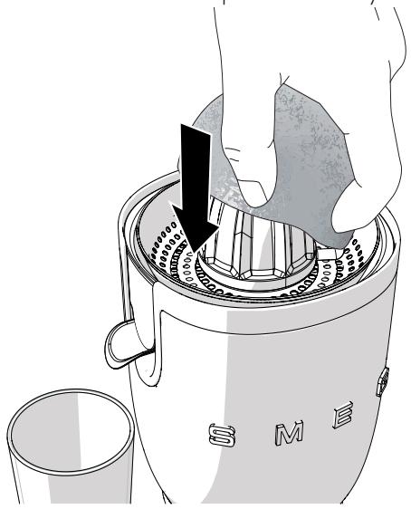 SMEG CJF01PBEU - Using the citrus juicer - 3