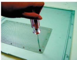 GIGABYTE POSEIDON - 1-2-1 To replace the See-through side panel: - 2