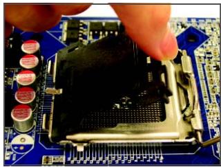 GIGABYTE GA-P35-S3 - 1-3-1 Installing the CPU - 4