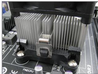GIGABYTE GA-F2A85XN-WIFI - 1-3-2 Installing the APU cooler - 3