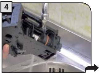 SAECO PRIMEA RING - CLEANING THE BREW GROUP - 4
