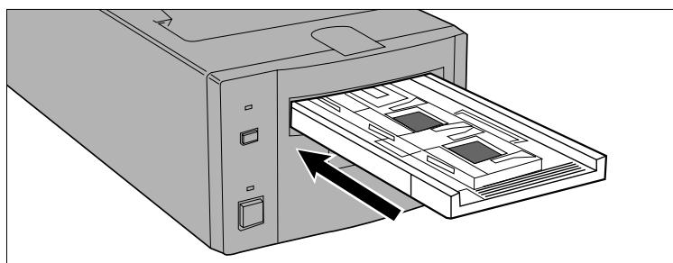 KONICA MINOLTA DIMAGE SCAN MULTI - Insérez le passé-vues dans le scanner comme indiqué dans le mode d'emploi du dimage scan multi. - 1
