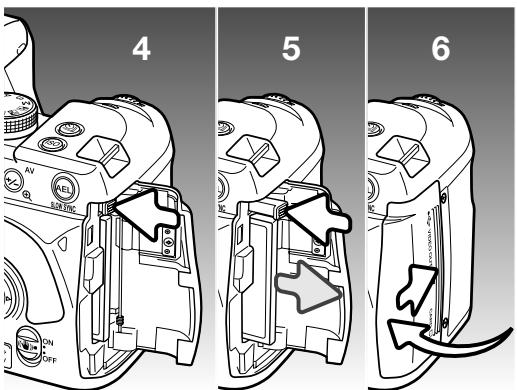 KONICA MINOLTA DYNAX 5D - INSERTING AND CHANGING A MEMORY CARD - 3