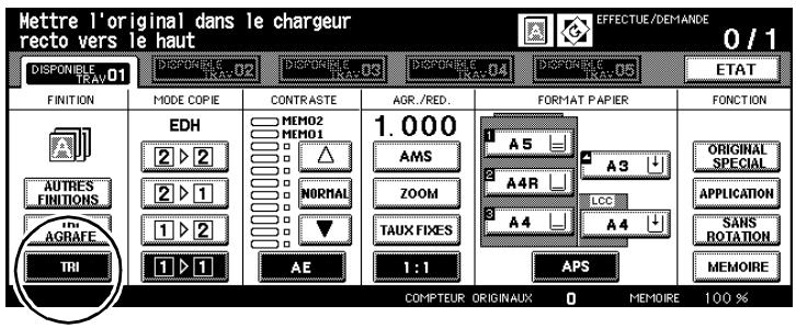 Mettre l'original dans le chargeur recto vers le haut 0 / 1 DISPONIBLE TRAV 01 DISPONIBLE TRAV 02 DISPONIBLE TRAV 03 DISPONIBLE TRAV 04 DISPONIBLE TRAV 05 ETAT FINITION MODE COPIE CONTRASTE AGR./RED. FORMAT PAPIER FONCTION AD AUTRES FINITIONS 1D AGRAFE TRI EDH MEM02 MEM01 2 ▶ 2 2 ▶ 1 1 ▶ 2 1 ▶ 1 MEM02 MEM01 △ NORMAL ▼ TAUX FIXES 1:1 A5 A4R ZOOM 1:1 APS ORIGINAL SPECIAL APPLICATION SANS ROTATION MEMOIRE COMPTEUR ORIGINAUX 0 MEMOIRE 100 %