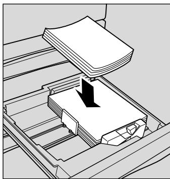 KONICA MINOLTA 7040 - Loading paper into the service-fixed tray - 2