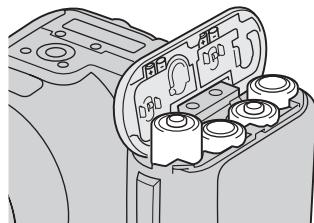 KONICA MINOLTA DIMAGE Z5 - Inserting batteries - 2
