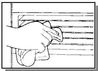 INVERTER 7713 - ENTRETIEN DE LA GRILLE DE SORTIE D'AIR CHAUD (UNE A DEUX FOIS PAR MOIS) - 1