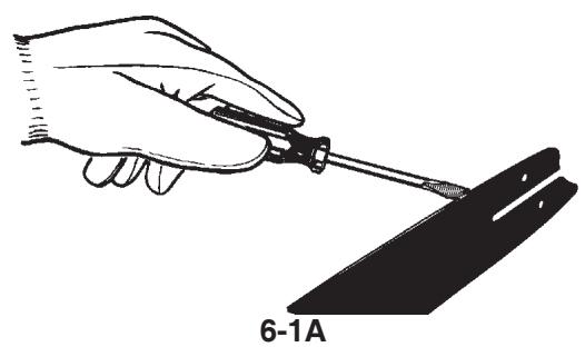 MCCULLOCH MCC1514 - Nettoyage des rainures du guide-chaine: - 1