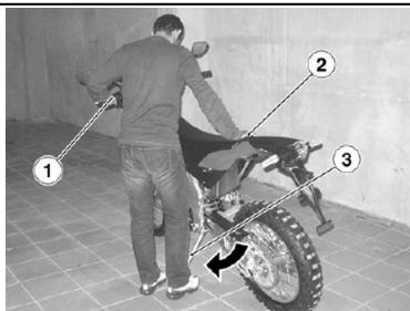 APRILIA SXV 4.5 - Voor het parkeren van het voertuig: - 1