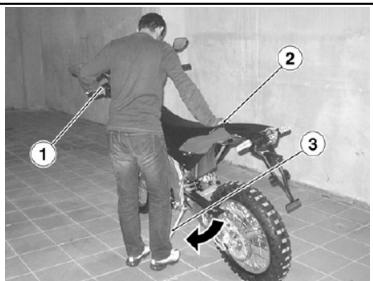 APRILIA SXV 5.5 - Voor het parkeren van het voertuig: - 1