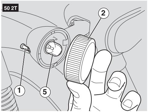 APRILIA SCARABEO 50 2T - Replacement des ampoules des clignotants arriere - 2