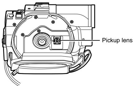 HITACHI DZ-BX35A - Inserting and Removing Disc - 4