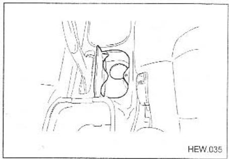 KIA MAGENTIS - CUP HOLDERS AND CONSOLE STORAGE COMPARTMENT - 2