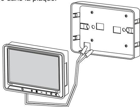 CLARION VM700B - Installation du cadre de fixation dans l'appuie-tête - 2