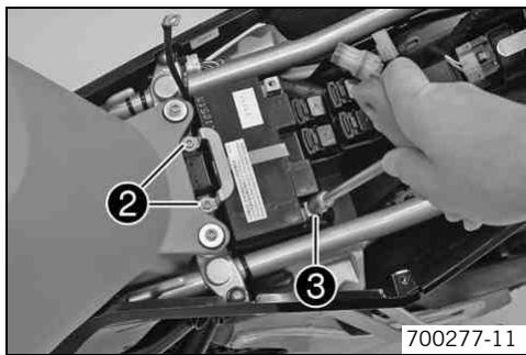 KTM 1190 RC8 - Installing the battery - 3