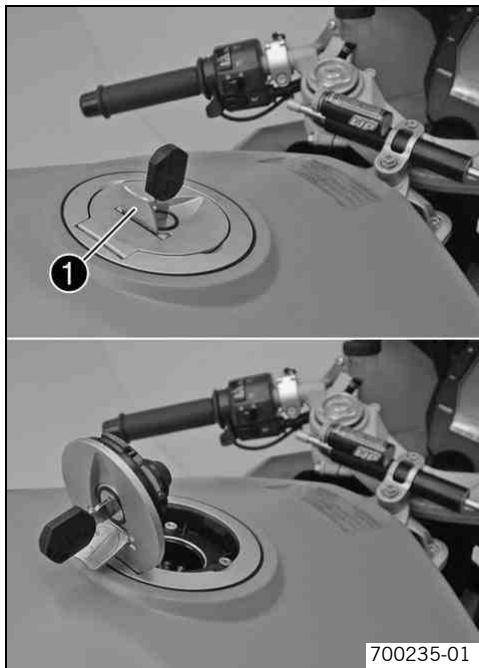 KTM 1190 RC8 - Opening the filler cap - 1