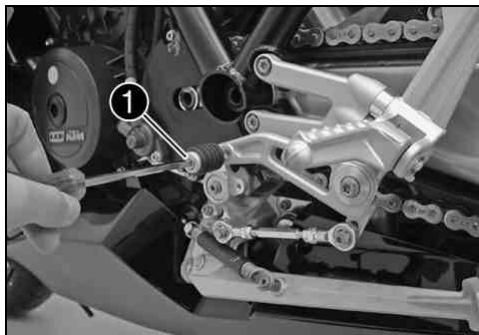 KTM 1190 RC8 - Adjusting shift lever stub - 1
