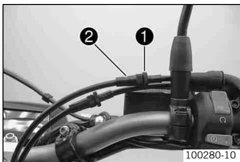 KTM 690 SMC - Adjusting play in gas Bowden cable - 1