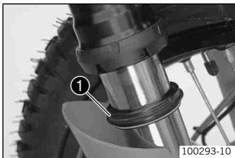 KTM 690 SMC - Cleaning dust boots of fork legs - 1