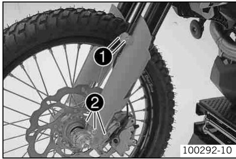 KTM 690 SMC - Loosening the fork protection - 1
