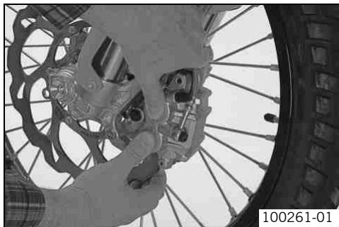 KTM 690 SMC - Removing front wheel - 1