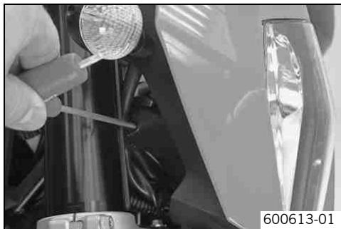 KTM 690 SMC - Adjusting the headlight range - 1
