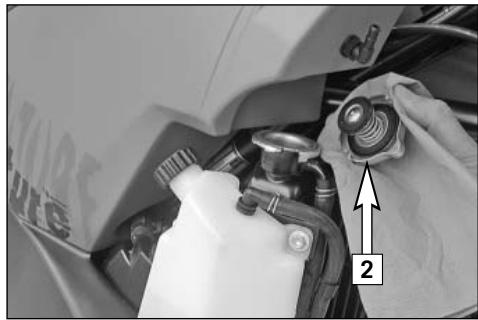 KTM 990 ADVENTURE - Vérification du niveau de liquide de refroidissement dans le vase d'expansion - 2