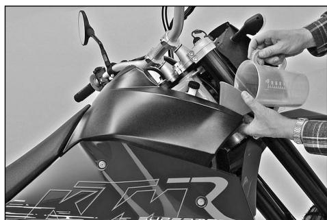 KTM 990 SUPERMOTO R - Bleeding the cooling system - 2