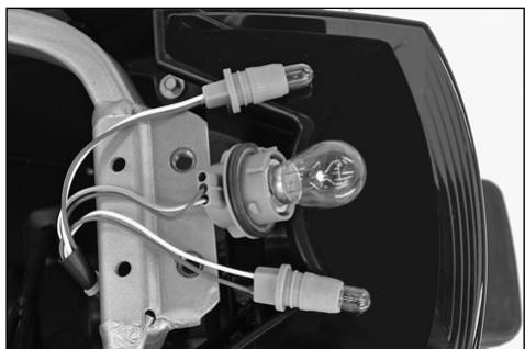KTM 990 SUPERMOTO T - Replacing the brake light and taillight bulbs - 2